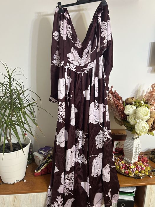 Rochie lunga cu decolteu