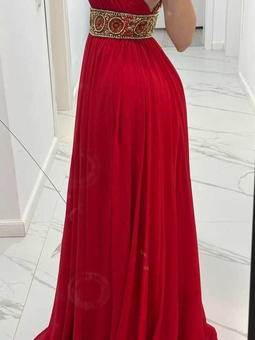 Rochie lunga rosie cu accesorii stralucitoare in talie