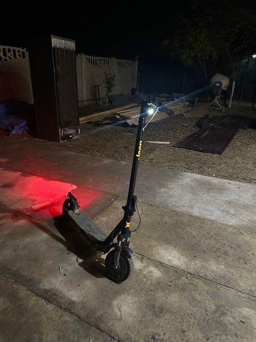 Vând trotineta Jeep