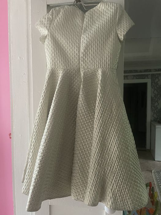 Продам нарядное платье на девочку