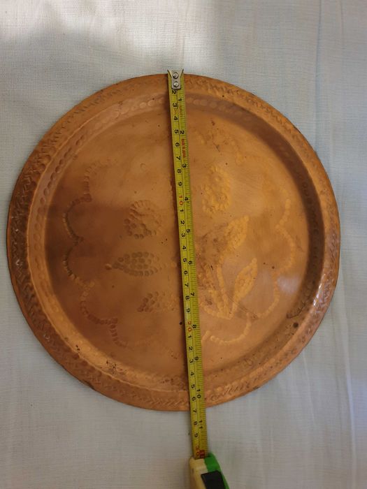 Поднос от кована мед . Диаметър 27 сантиметра.