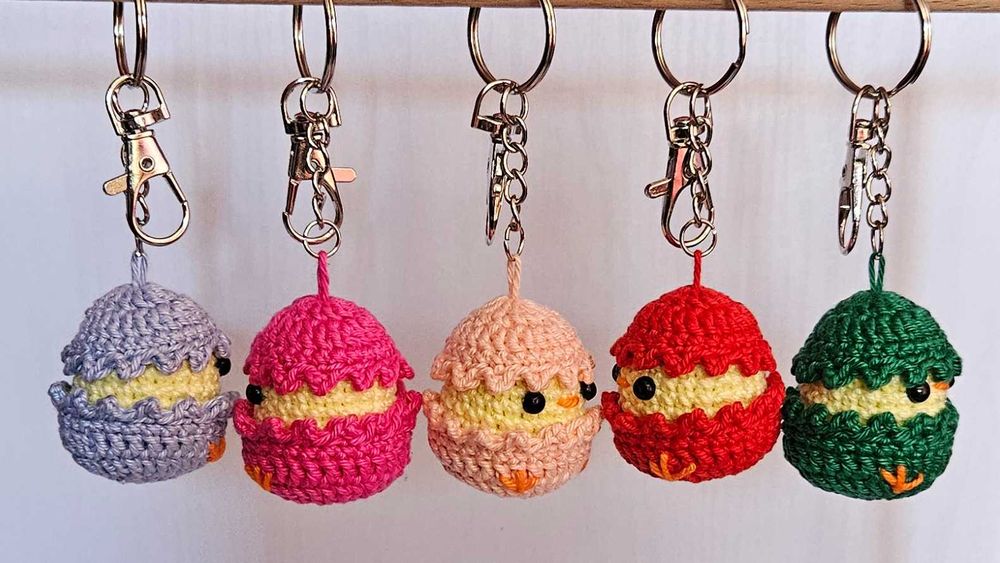 Breloc Handmade crosetat Pui in coaja de ou Amigurumi