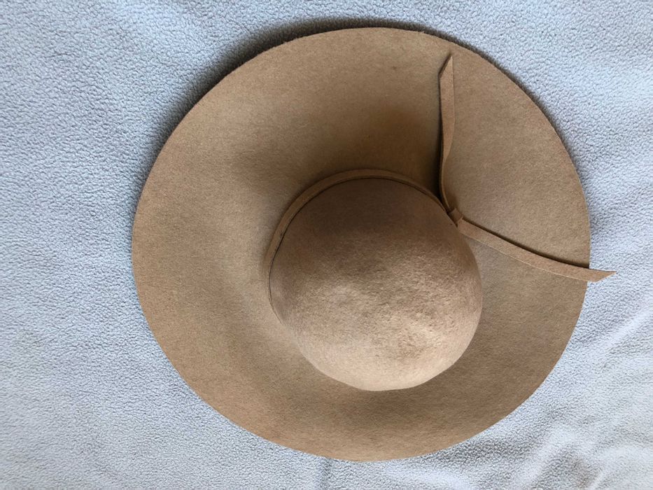 Пролетна Красива дамска бежова шапка с периферия