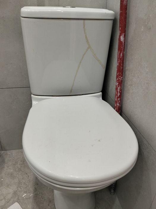 Продам унитаз б.у бачок не протикает