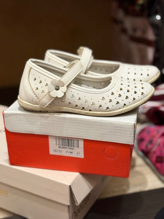 Модерни обувки за момиче