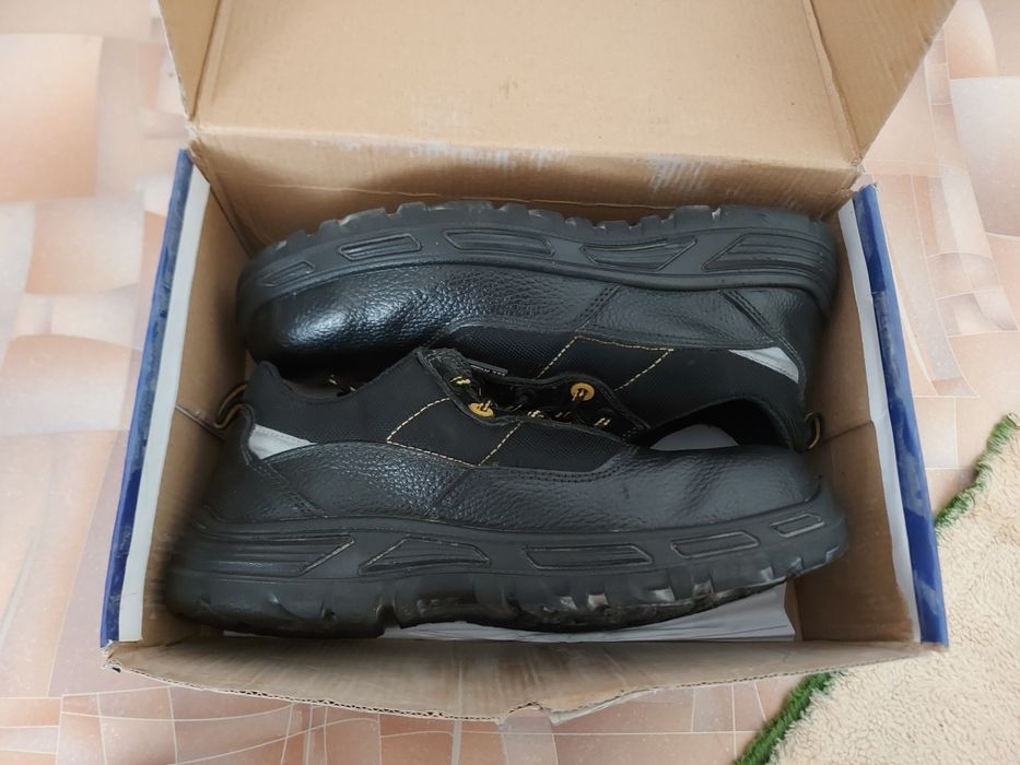 Продаётся спецботинки