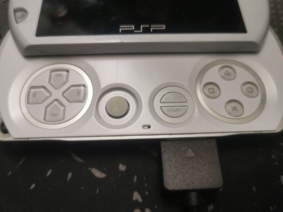PSP-N1004 GO 2005 Г
