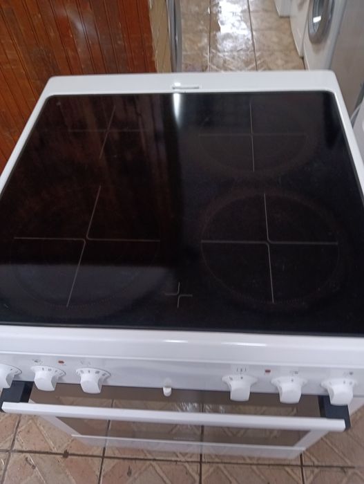 Свободно стояща печка с керамичен плот Gorenje с две години Гаранция!