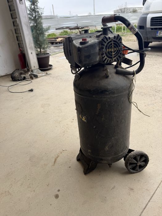 Compresor Black & Decker NKDV404BND312, 50L, 10 bar, defect