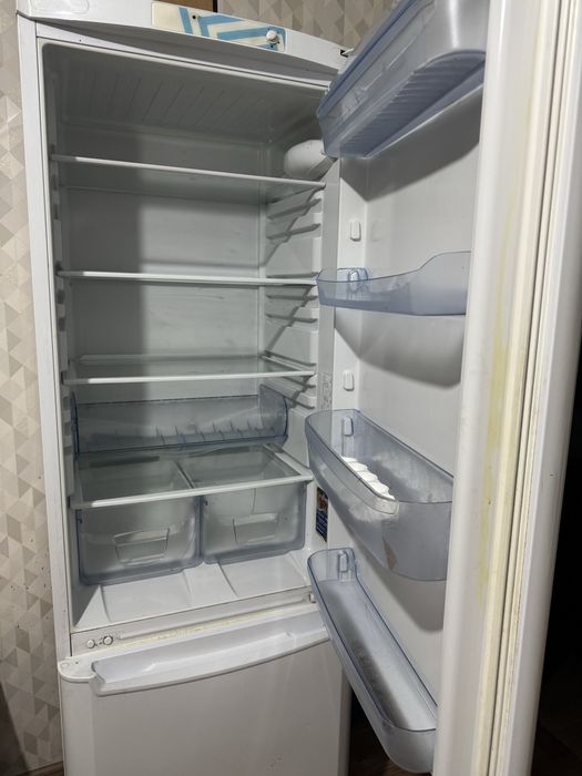 Продам холодильник Indesit