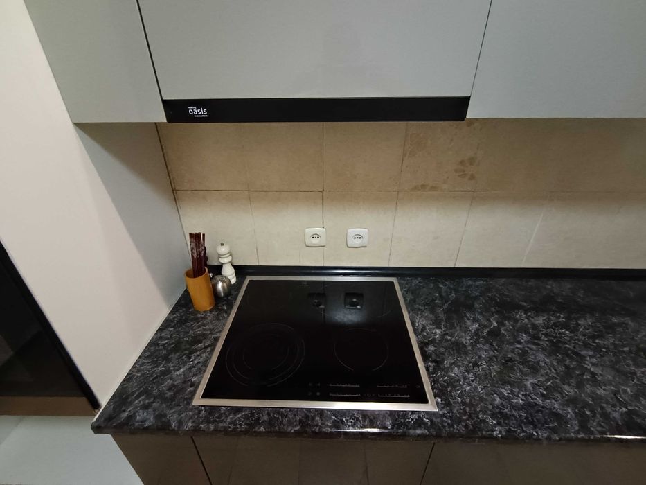 Продам кухонный гарнитур со встроенной техникой.