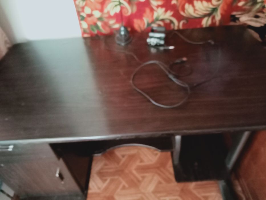 Стол компьютерный, чёрного цвета.