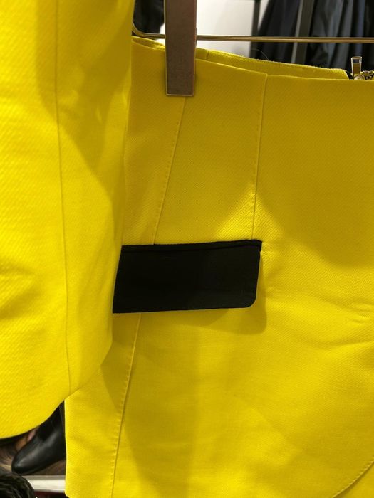 Dolce & Gabbana жълт костюм – сако и пола
Размер: S