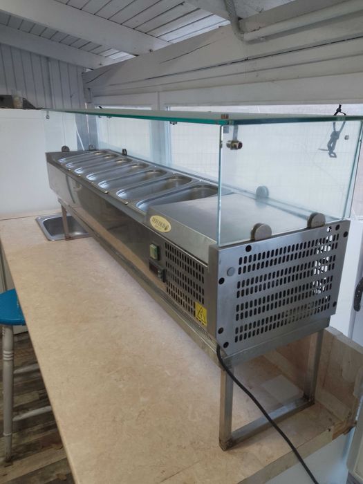 Салатен бар със стойка