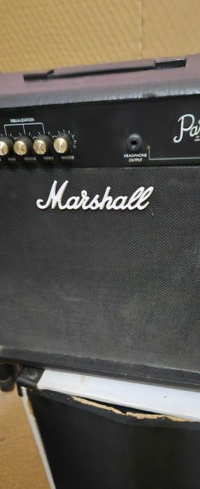 Два китарни  усилвателя CRATE  ,  MARSHALL