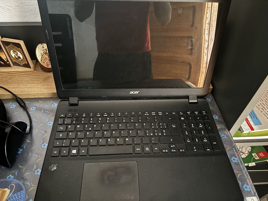 Vand laptop acer cu tot cu incarcator doar predare personala