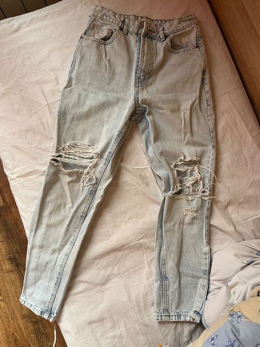 Модерни "Mom" дънки – силно накъсани, светлосин деним, размер S