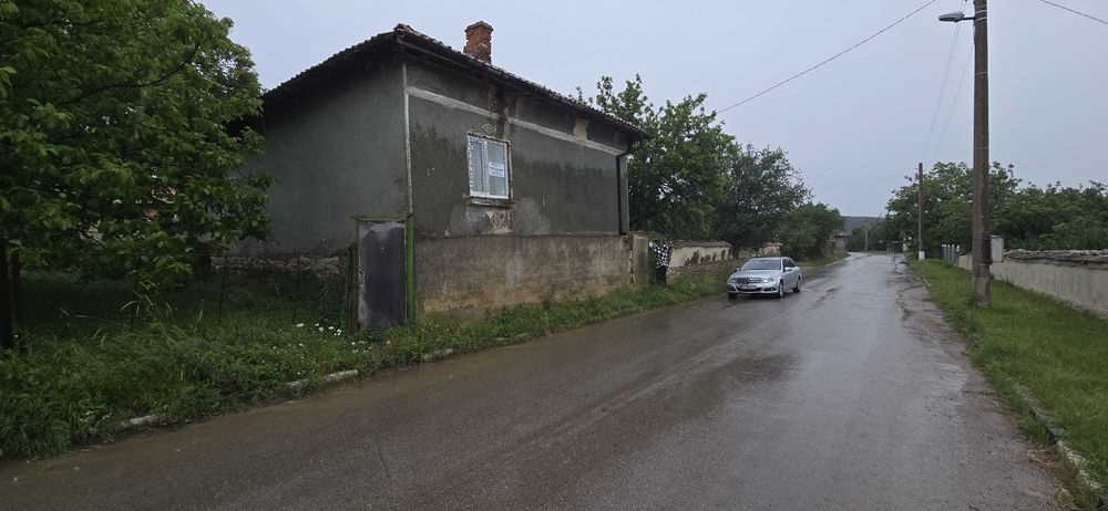 Продавам къща с двор