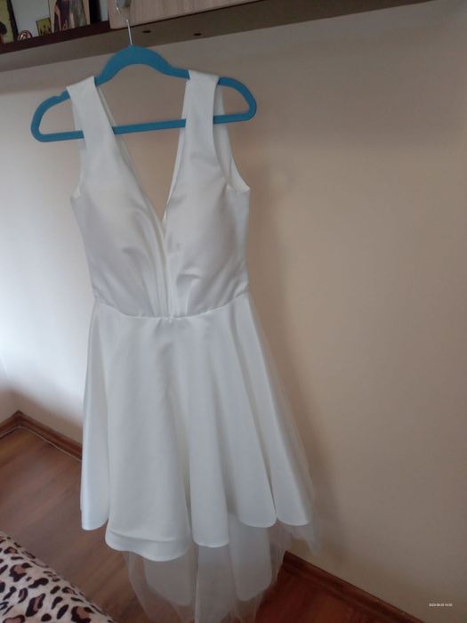 Rochie satin alba cu trenă și jupon tull