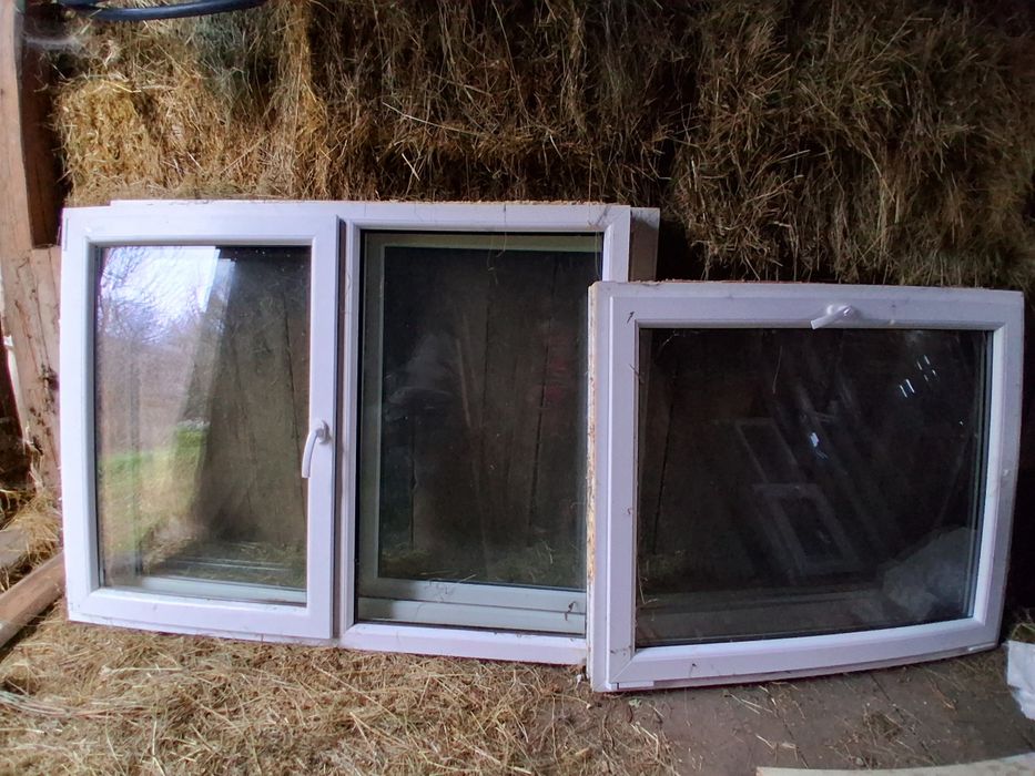 Vând 3 geamuri şi o uşă