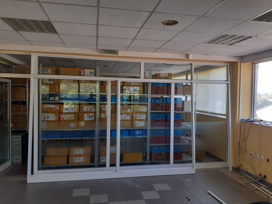 Преградна алуминиева дограма 4.44м на 2.50 м. със стъкла и врата