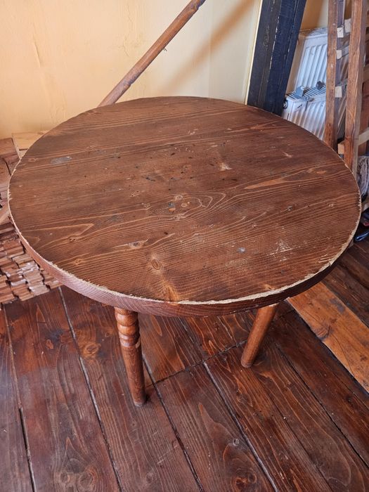 vand mobilier din lemn masiv