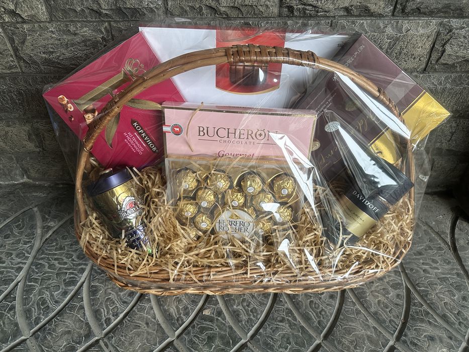 Продается готовый подарок внутри подарка 7штук сладостей