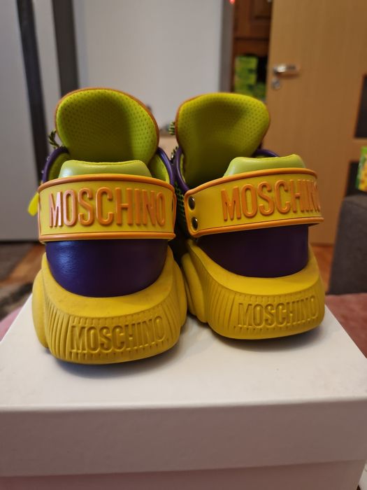 Vând adidași moschino