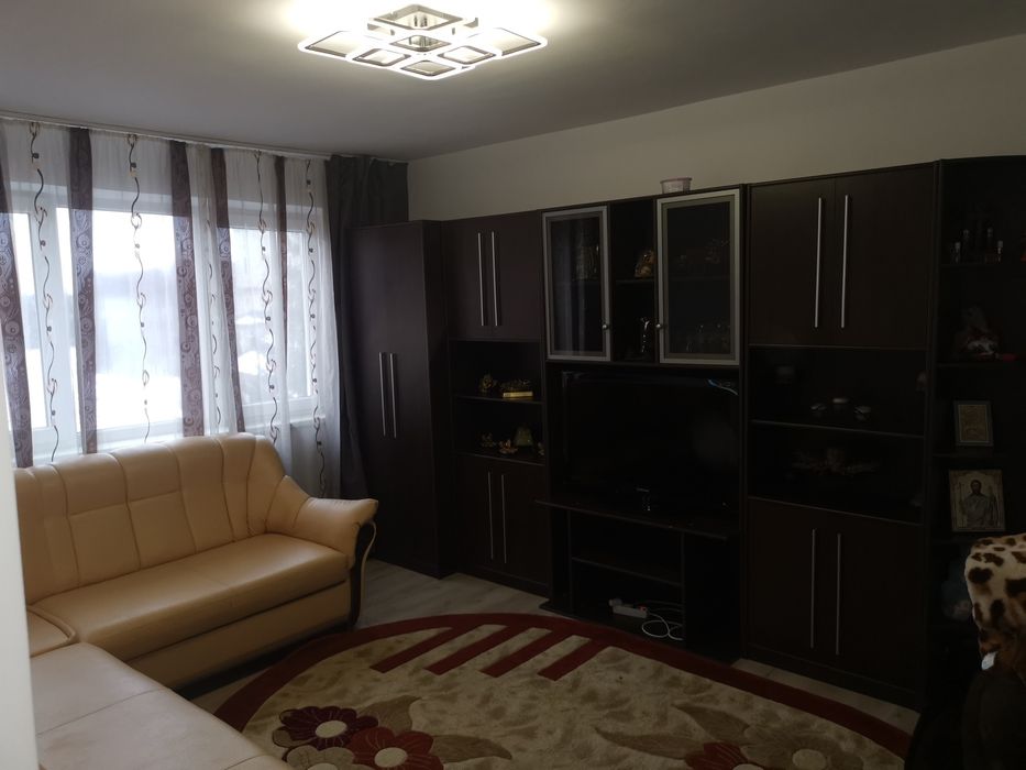 Închiriez apartament cu 2 camere