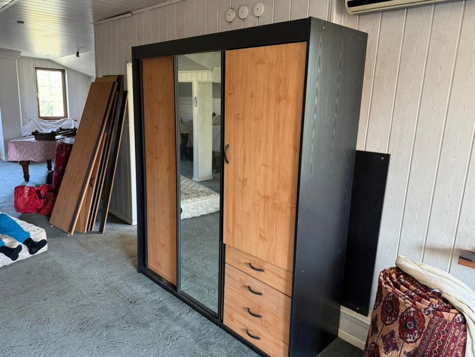 Шкаф для одежды , стулья и подставка под телевизор