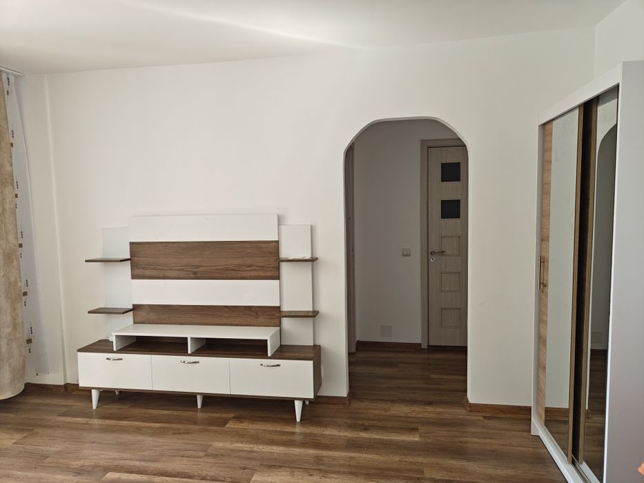 Închiriez apartament