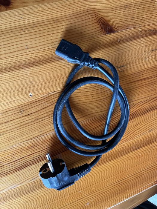 Захранващ кабел за компютър