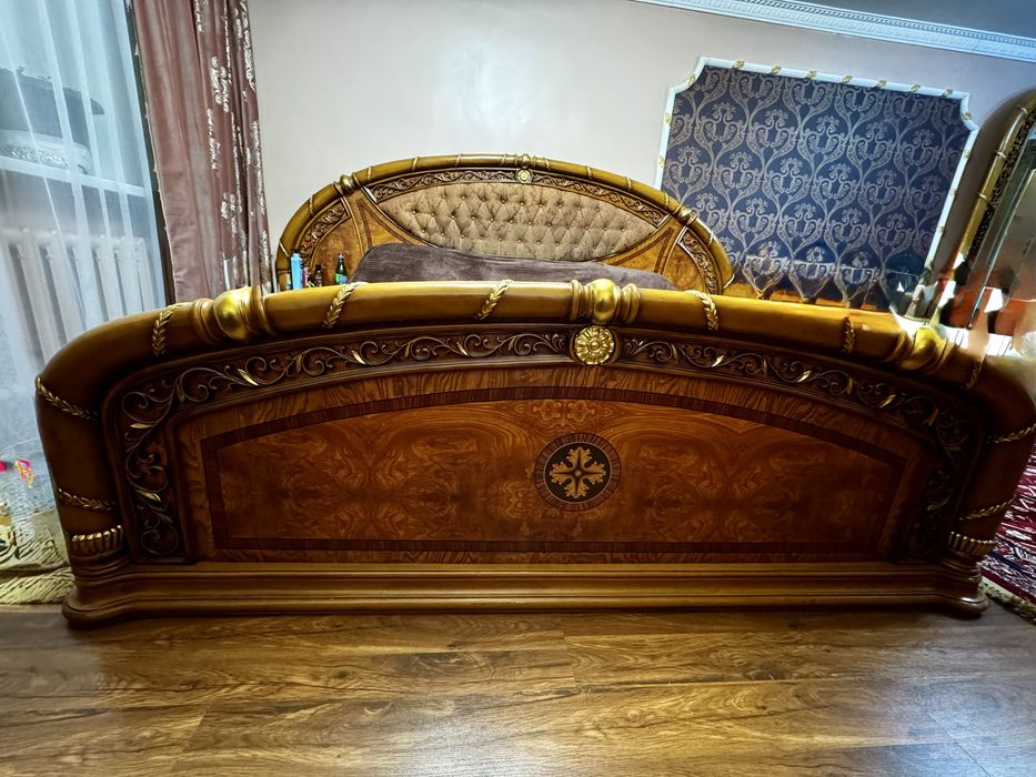 Королевский спальный гарнитур