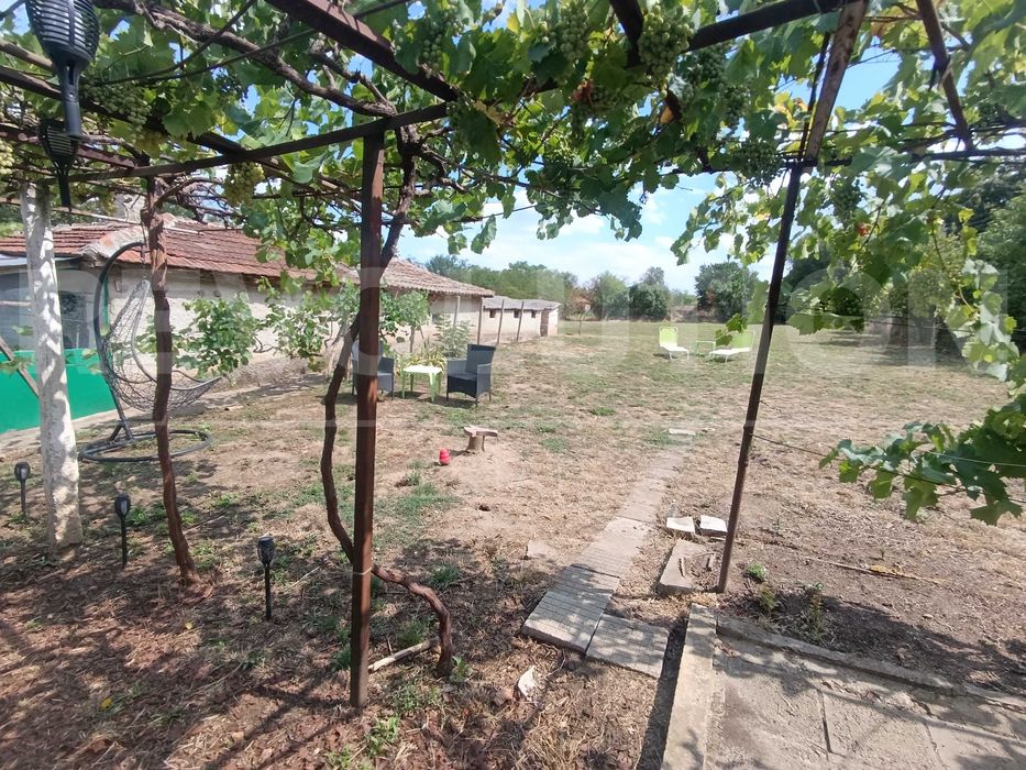 Просторна къща с голям двор и стопански постройки в с. Владимирово!