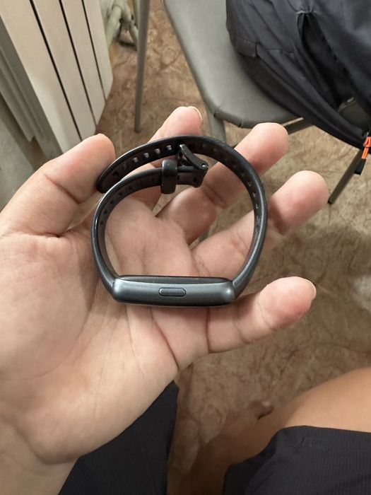 Продам часы HUAWEI Band 6