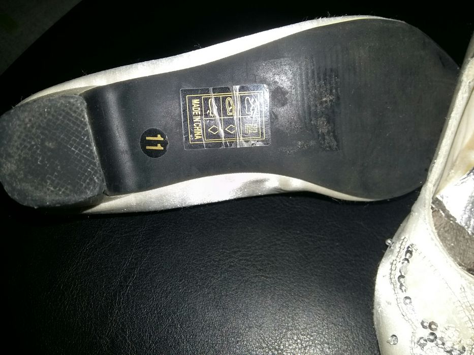 Pantof cu toc albi  pt.copii.