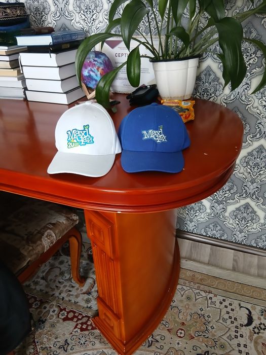 Продам две кепки с логотипом "МаксиЧай"