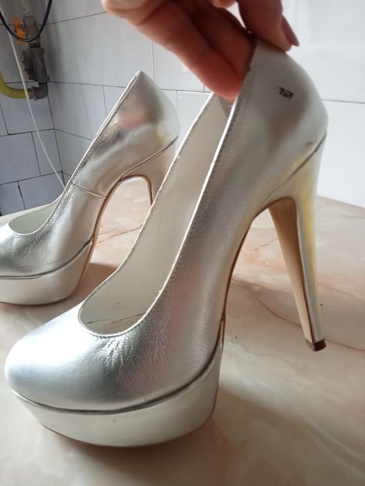 Vând Pantofi din piele naturala