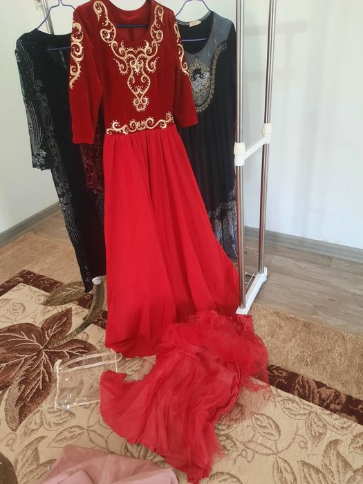 Продаю платья бу