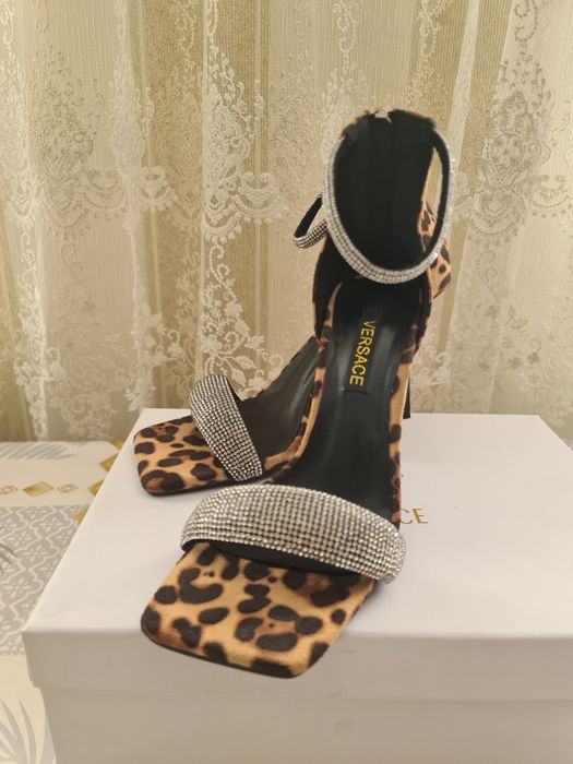 Босоножки под Versace