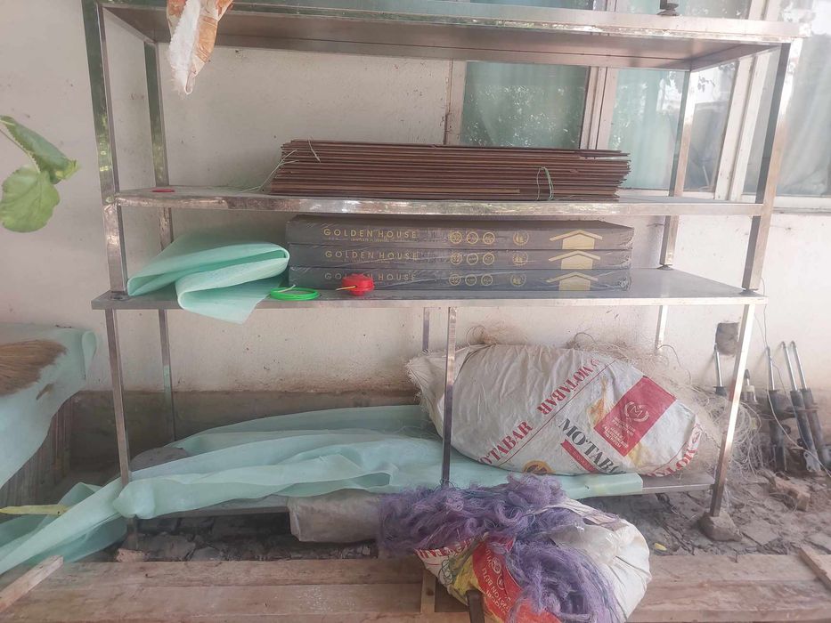 Gaz plita va nerjaveka stollar sotiladi