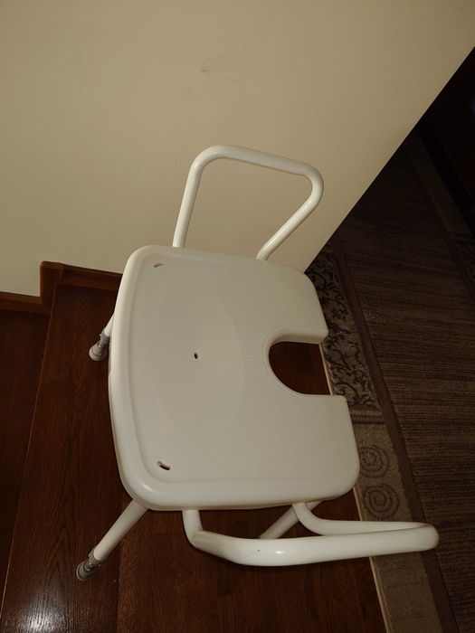 Vând  scaun baie persoane vârstnice