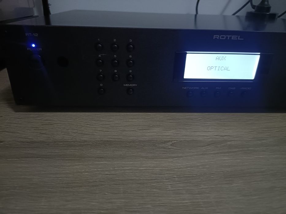 Rotel RT 12, DAC audio, tuner FM, DAB și internet radio