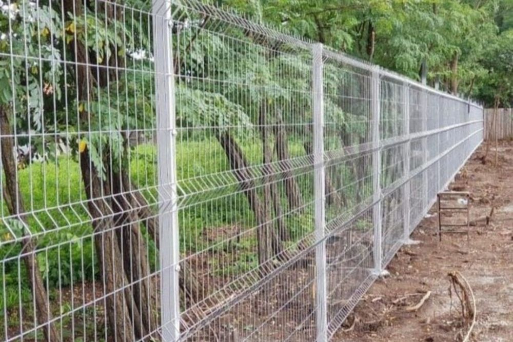 Meseriasi in constructii garduri de peste 10 ani, construim începând de la garduri din sipca metalica, panouri stil jaluzele, tabla cutata, plasă bord