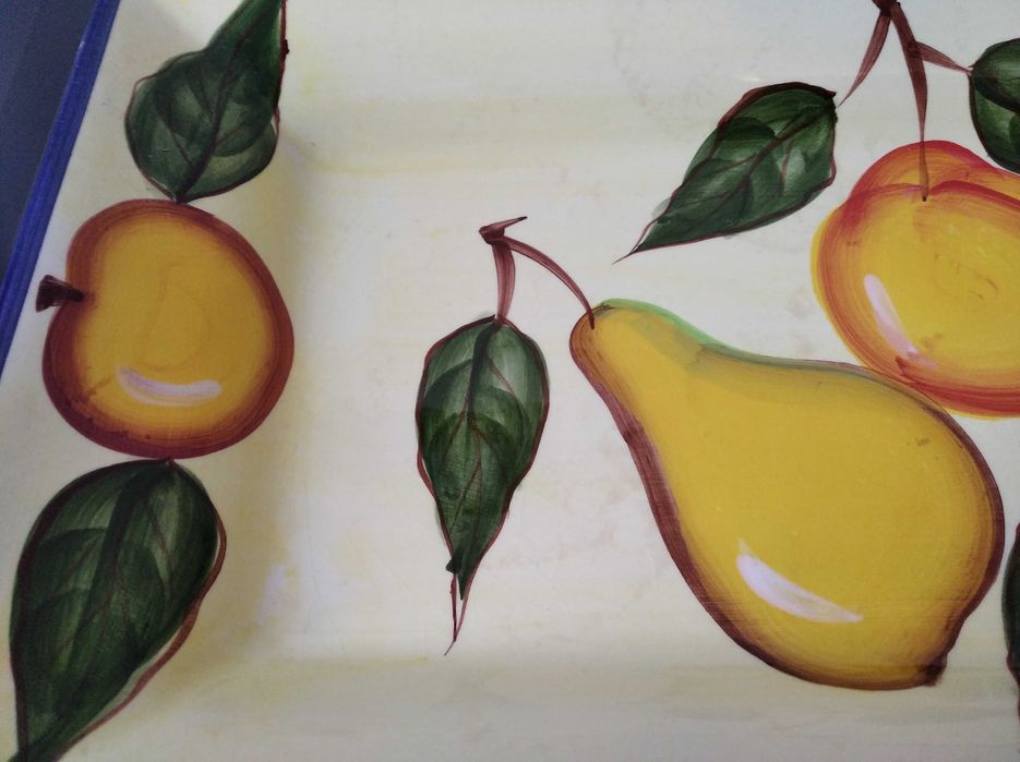 Platou din ceramica pictat manual, in cadru metalic