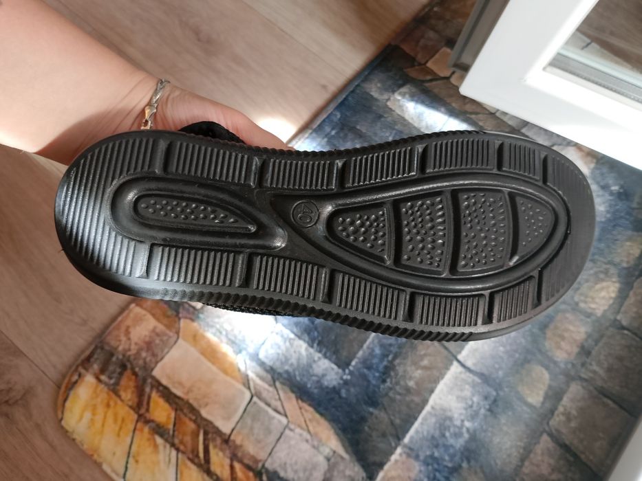 Продам босоножки новые