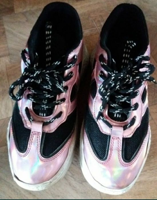 Кроссовки женские.