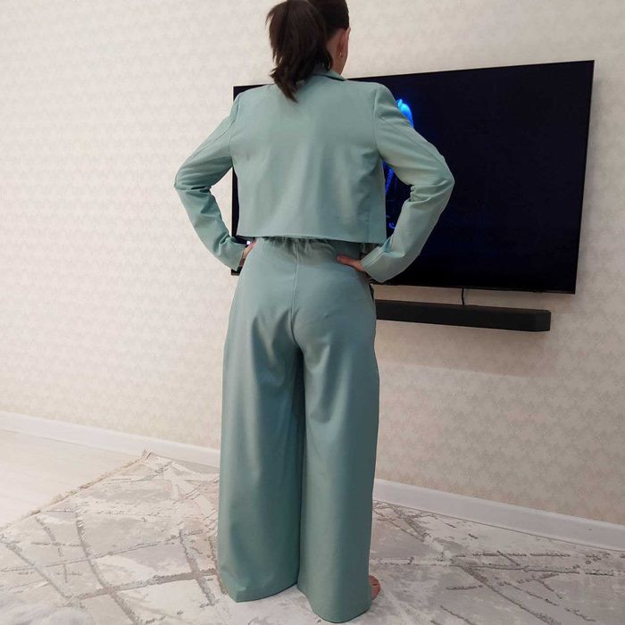 Продам женский костюм