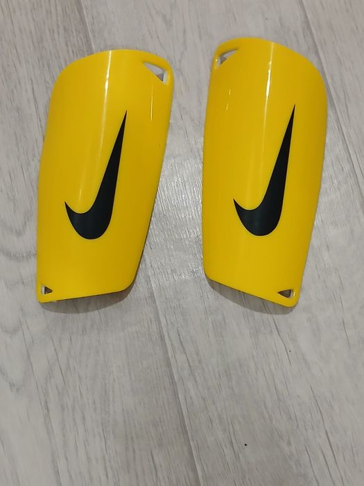 Перчатки и бинт, щитки