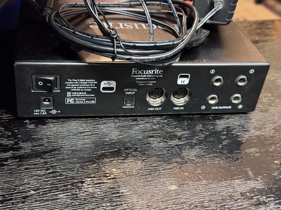 Focusrite Clarett+ 2Pre USB аудио интерфейс с Микрофон, кабел и стойка
